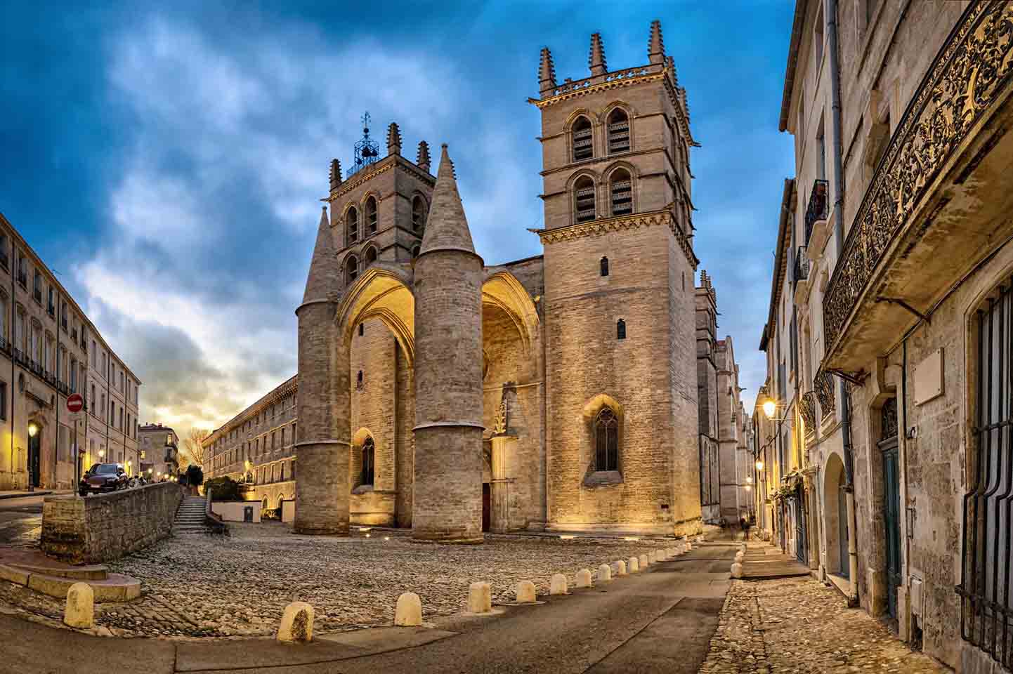 De Schoonheid van de Architectuur in Montpellier: Verkenning van de Samensmelting van Klassieke en Moderne Stijl in de Stadsaanblik